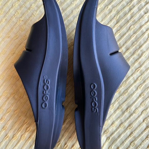 OOFOS OOahh Slides - Recovery Comfort Sandals - Unisex, Women’s 8 / Men’s 6 - Picture 3 of 6